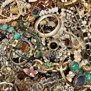 SOLD OUT 
2 lb  MIXED LOT UNSEARCHED JEWELRY